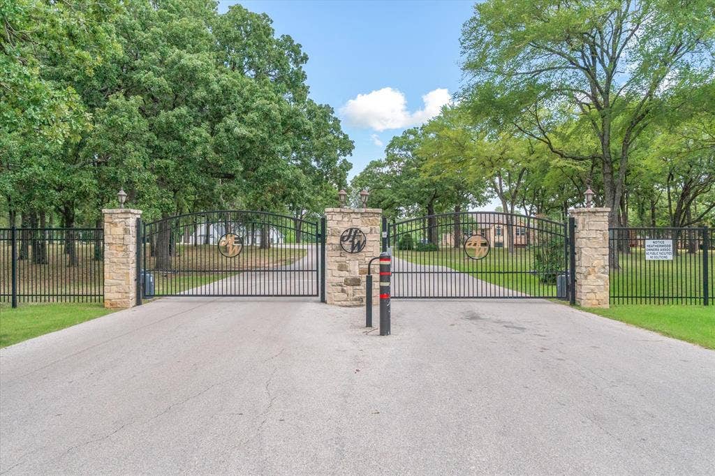 5271 Bayshore Drive, Athens, TX 75752 5271 Bayshore Drive, Athens, TX 75752