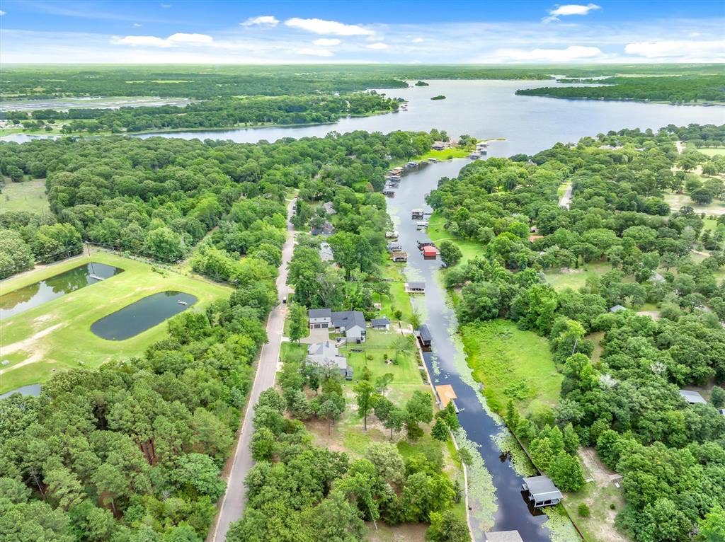 5271 Bayshore Drive, Athens, TX 75752 5271 Bayshore Drive, Athens, TX 75752