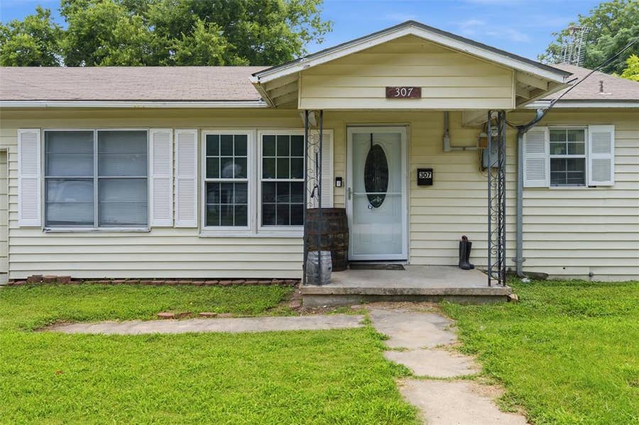 Property photo for 307 W Goddard Street, West, TX