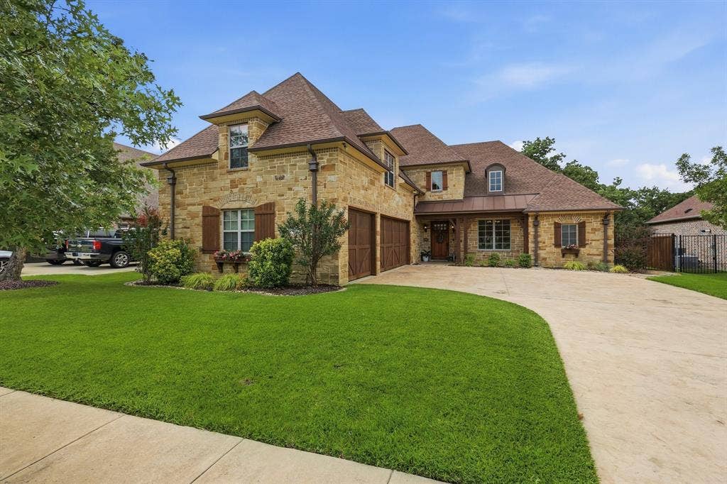 304 Boonesville Bend, Argyle, TX 76226 Welcome Home to 304 Boonesville Bend! Beautiful pocket community in the heart of Argyle surrounded by trees, greenspace and Park!