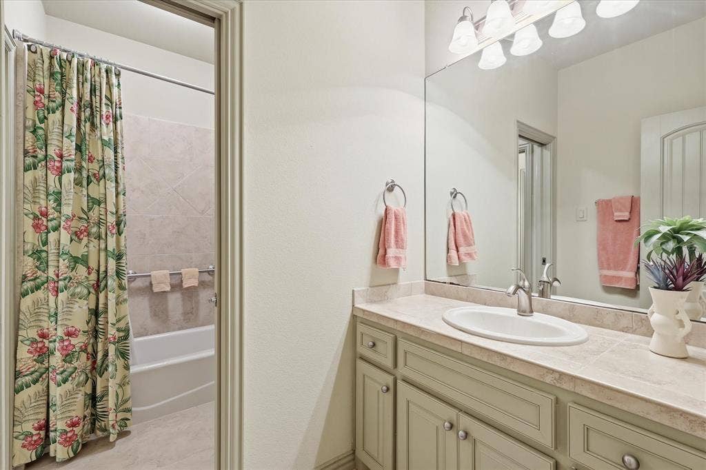 3403 W Hunter Bend Court, Mansfield, TX 76063 Jack & Jill Bath