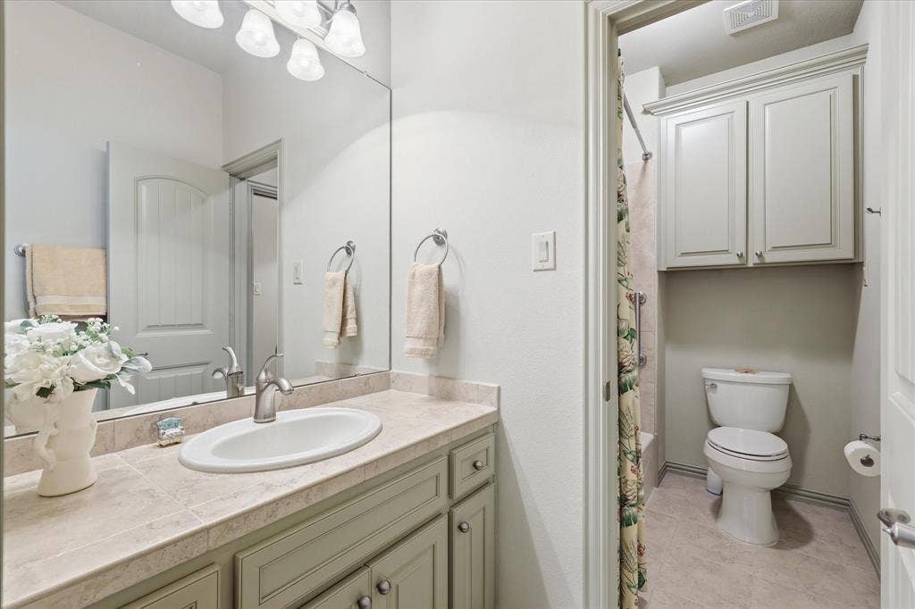 3403 W Hunter Bend Court, Mansfield, TX 76063 Jack & Jill Bath