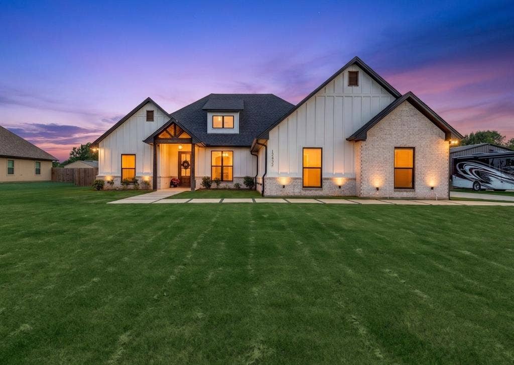 12432 Maplewood Drive, Lindale, TX 75771 12432 Maplewood Drive, Lindale, TX 75771