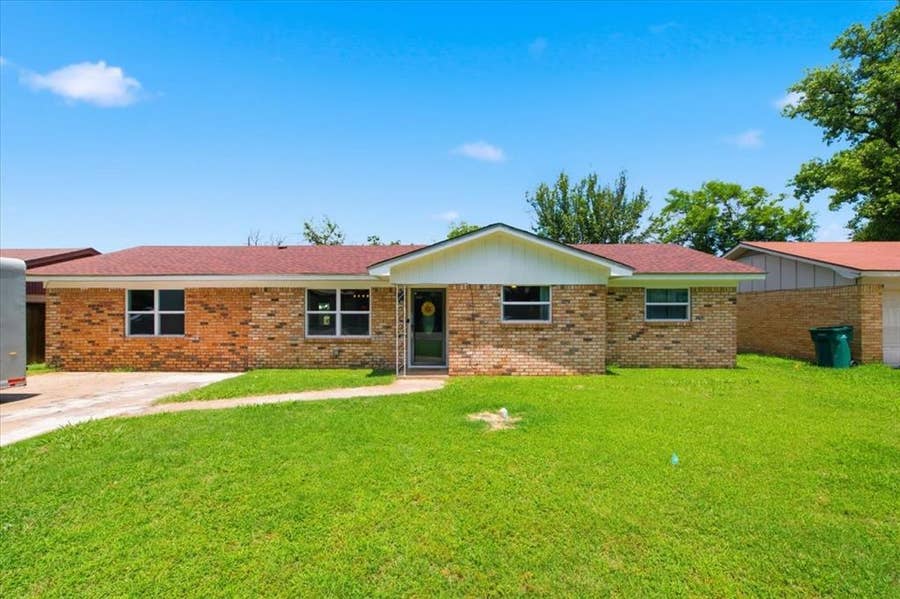 Property photo for 213 Virginia Drive, Lacy Lakeview, TX