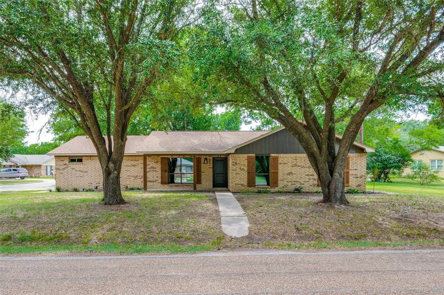 Property photo for 221 N 1st Street, Mabank, TX