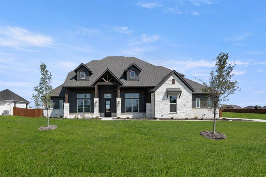 Property photo for 301 Hollingsworth Lane, Glenn Heights, TX
