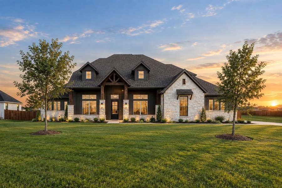 Property photo for 301 Hollingsworth Lane, Glenn Heights, TX