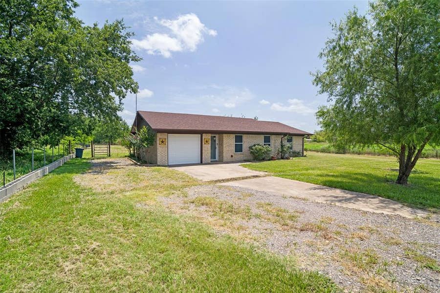 Property photo for 6105 Country Corner Lane, Terrell, TX
