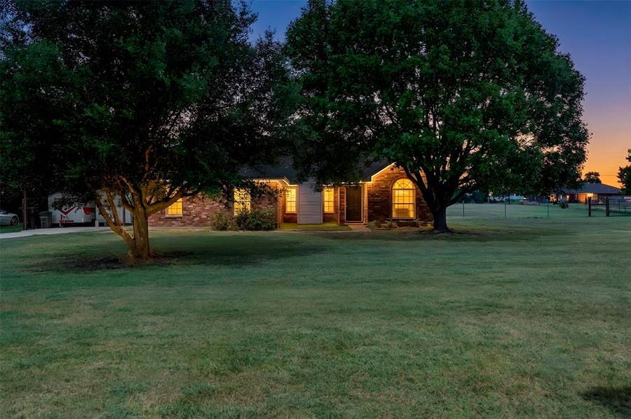 Property photo for 541 Bakers Branch Road, Waxahachie, TX