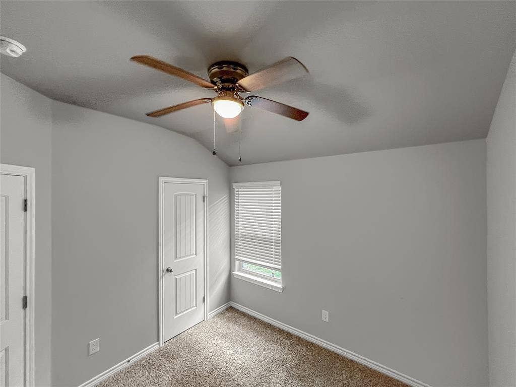 1210 Campbelton Drive, Temple, TX 76504 Vaulted ceiling featuring a wood-finish ceiling fan with integrated lighting
