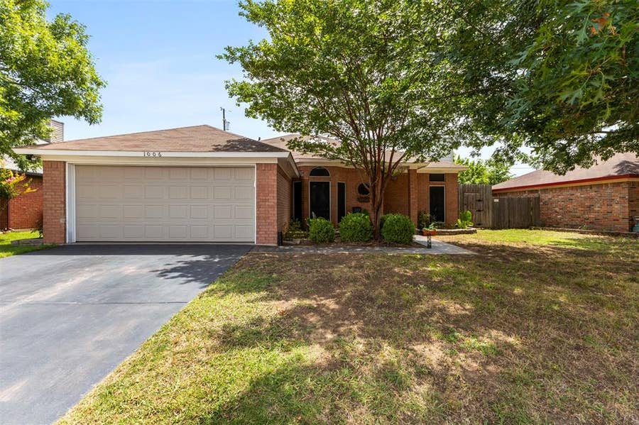 Property photo for 1006 Park Place Boulevard, Midlothian, TX