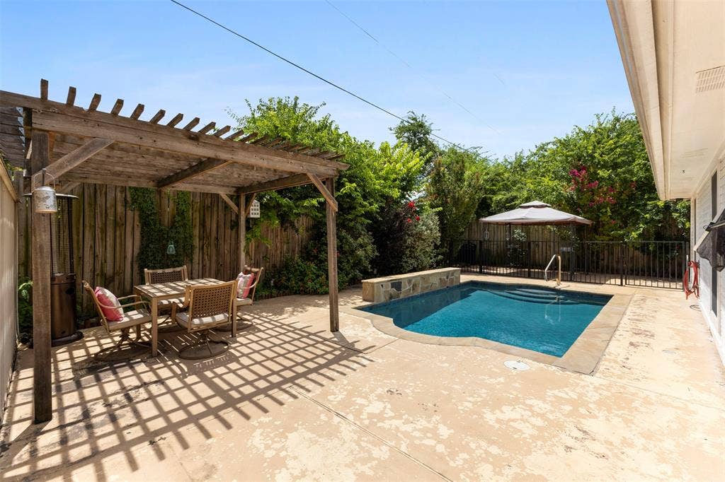 1006 Park Place Boulevard, Midlothian, TX 76065