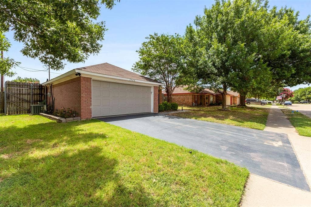 1006 Park Place Boulevard, Midlothian, TX 76065