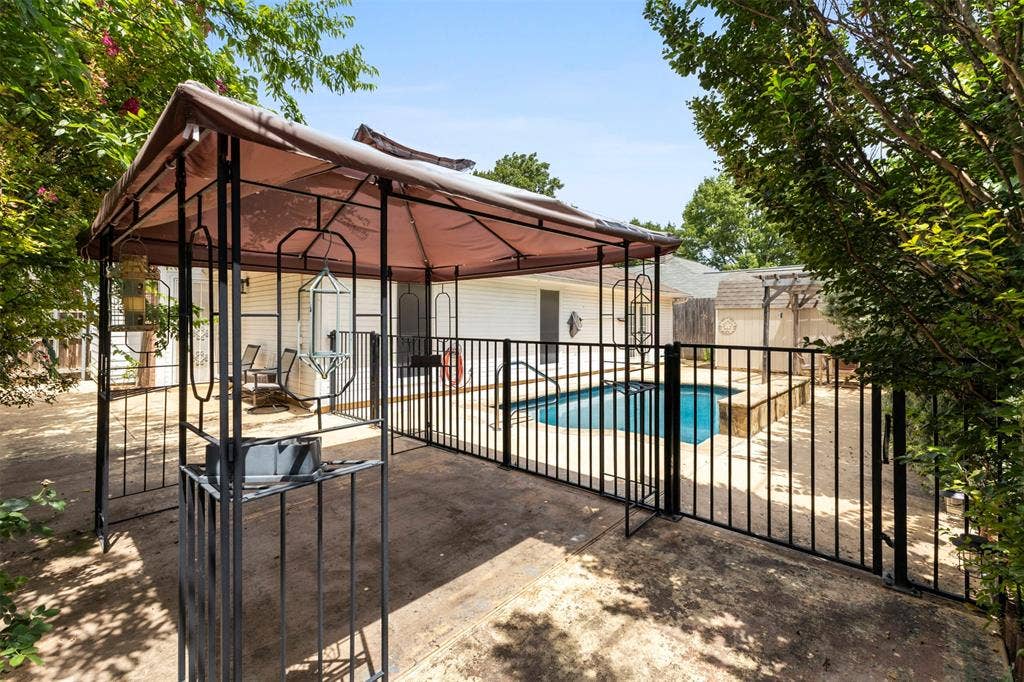 1006 Park Place Boulevard, Midlothian, TX 76065