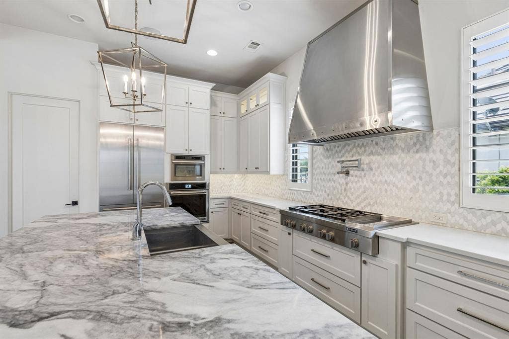 8605 Colina Terrace, Benbrook, TX 76126 Solid vent hood over gas cooking