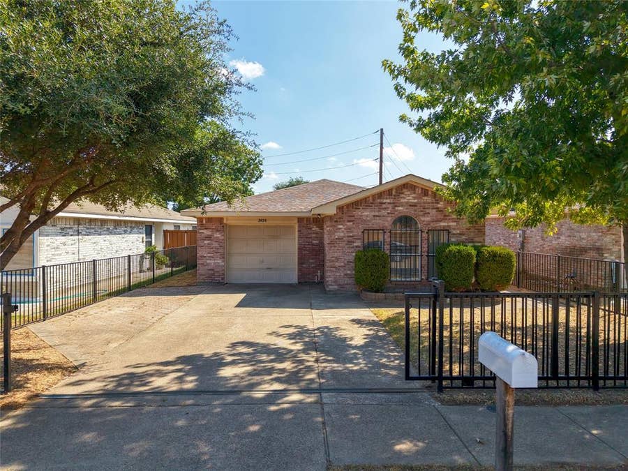 Property photo for 2428 Summit Lane, Dallas, TX
