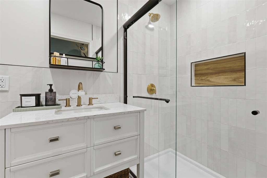 208 Valle Vista Road, Aledo, TX 76008 Guest House Bath