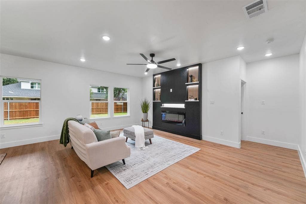 117 Parkside Drive, Trinidad, TX 75163 Spacious living area featuring wood-finish flooring, recessed lighting, and a modern ceiling fan