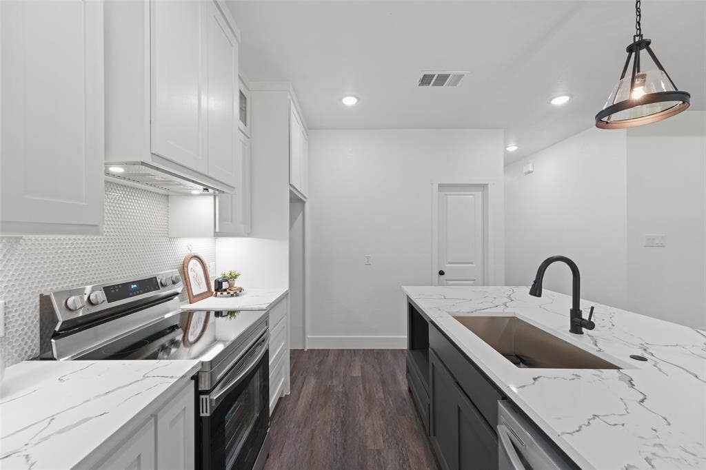 122 E Beachwood Loop, Trinidad, TX 75163 Modern kitchen featuring a large island with an undermount sink and matte black faucet