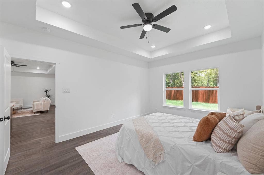 122 E Beachwood Loop, Trinidad, TX 75163 Room featuring wood-finish flooring, a tray ceiling with recessed lighting, and a ceiling fan