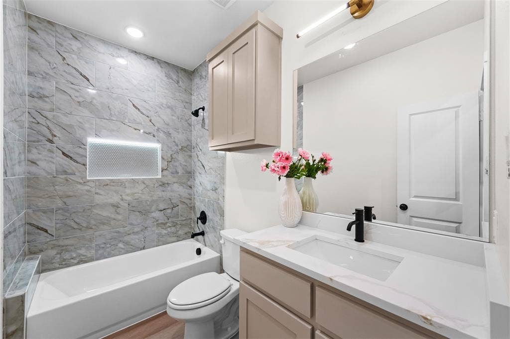 231 E Beachwood Loop, Trinidad, TX 75163 Contemporary bathroom featuring a white vanity with a rectangular undermount sink, quartz countertop, and matte black faucet