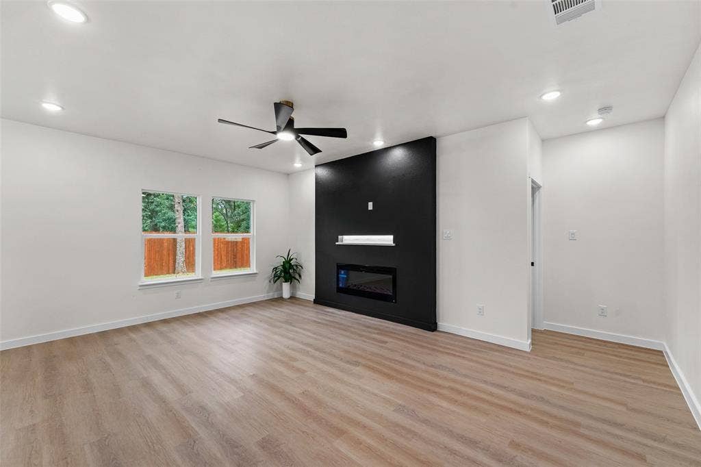 231 E Beachwood Loop, Trinidad, TX 75163 Spacious living area featuring light wood-finish flooring, recessed lighting, and a modern ceiling fan