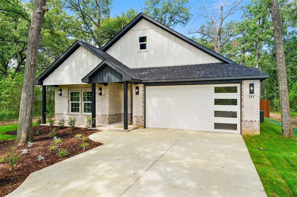 231 E Beachwood Loop, Trinidad, TX 75163 Contemporary-style exterior featuring light-colored brick and white vertical siding