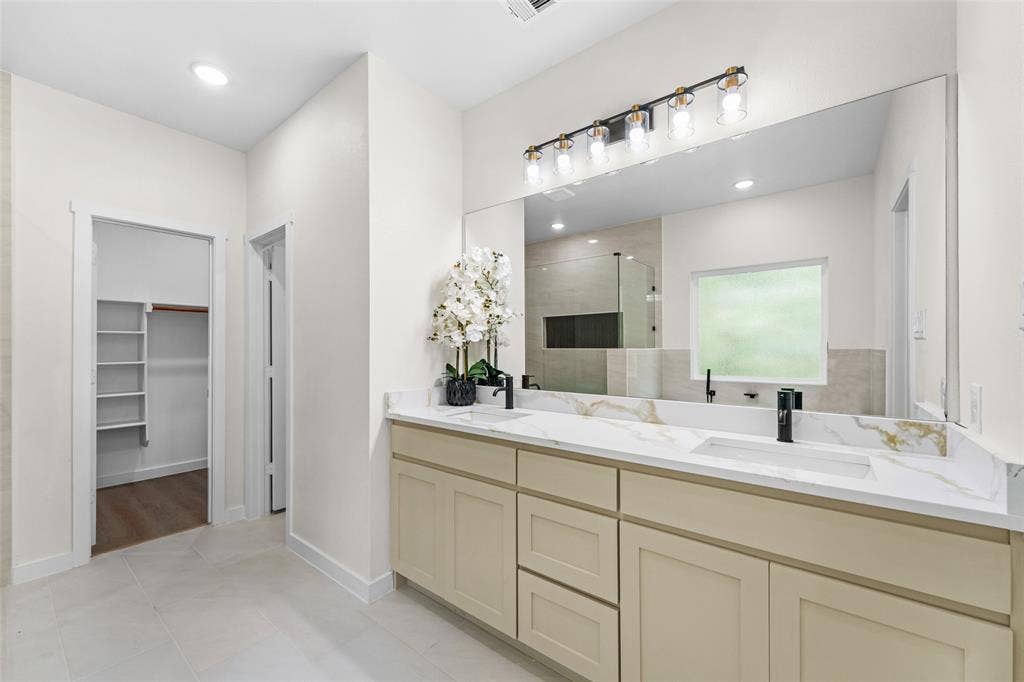 231 E Beachwood Loop, Trinidad, TX 75163 Dual vanity with light-toned cabinetry, integrated sinks, and polished countertops