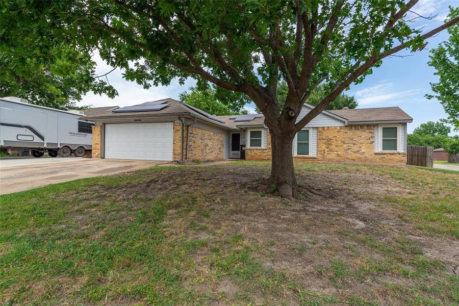 Property photo for 6700 Sunnybank Drive, Fort Worth, TX