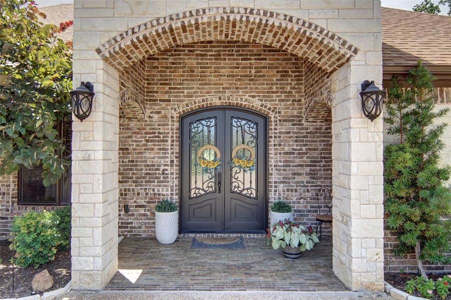 Property photo for 1221 Prestwick Court, Granbury, TX