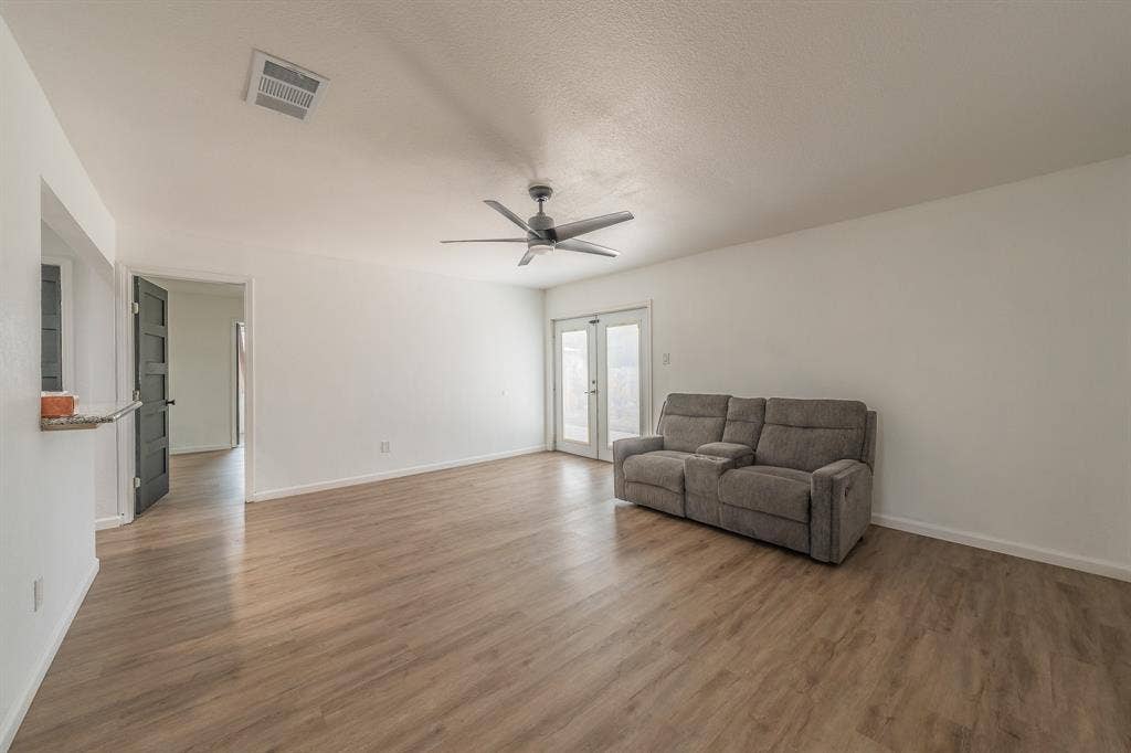 5612 Macgregor Drive, Haltom City, TX 76148 Spacious living area