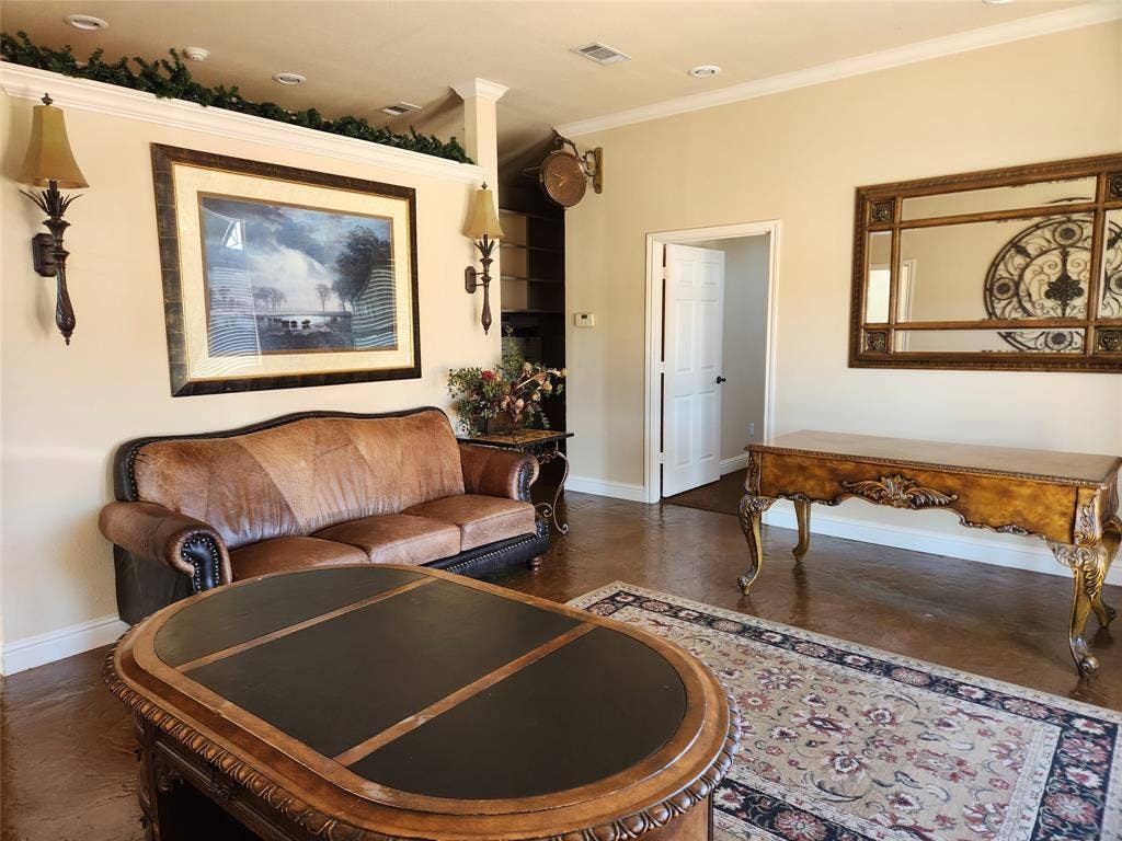 1905 W Ennis Avenue, #301, Ennis, TX 75119 Neutral-toned walls featuring decorative sconce lighting