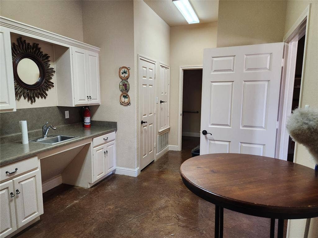 1905 W Ennis Avenue, #301, Ennis, TX 75119 1905 W Ennis Avenue, #301, Ennis, TX 75119
