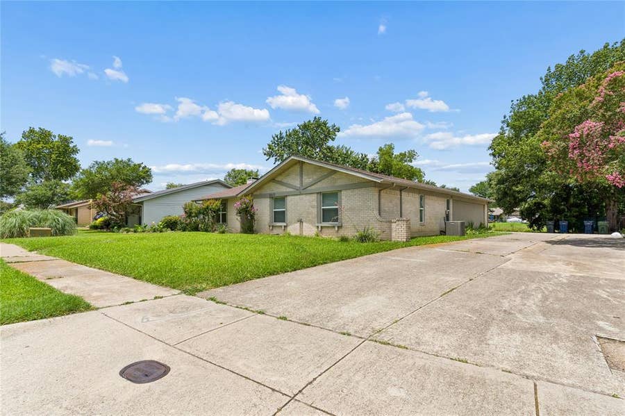 Property photo for 5517 Castleview Lane, Garland, TX