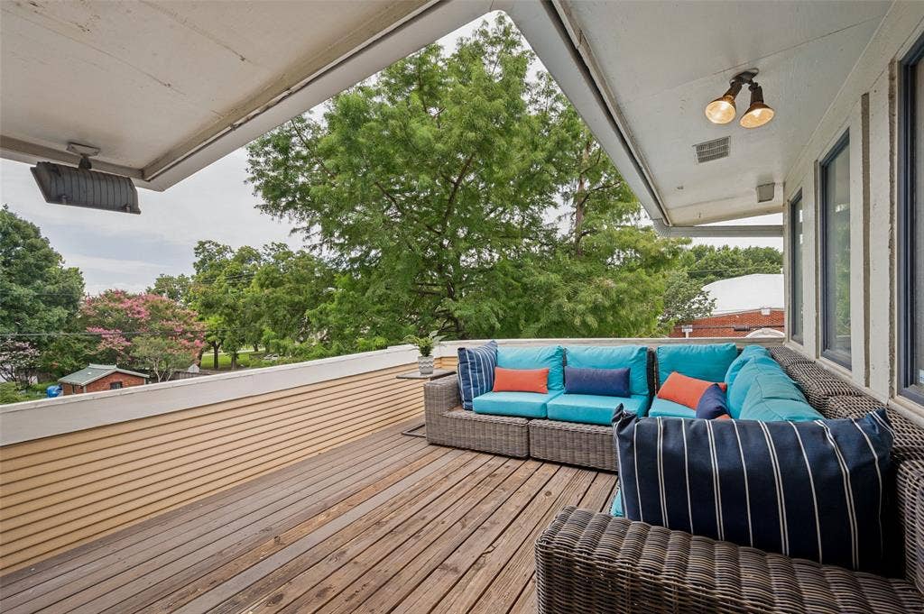 4900 Victor Street, Dallas, TX 75214 Upstairs deck off of primary bedroom