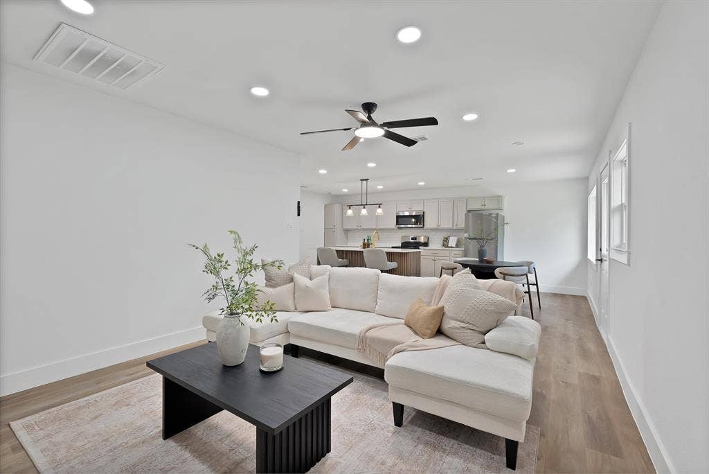 132 Yorkshire Drive, Cedar Hill, TX 75104 Open-concept living space with recessed lighting and a ceiling fan