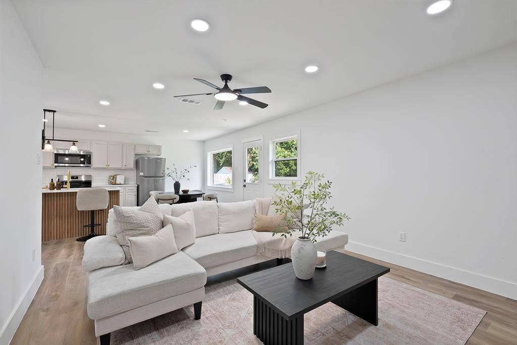 132 Yorkshire Drive, Cedar Hill, TX 75104 Open-concept living space featuring wood-finish flooring, recessed lighting, and a ceiling fan
