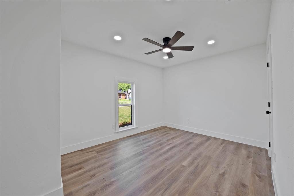 132 Yorkshire Drive, Cedar Hill, TX 75104 Spacious room featuring wood-finish flooring, a contemporary ceiling fan, recessed lighting, and a white trim window