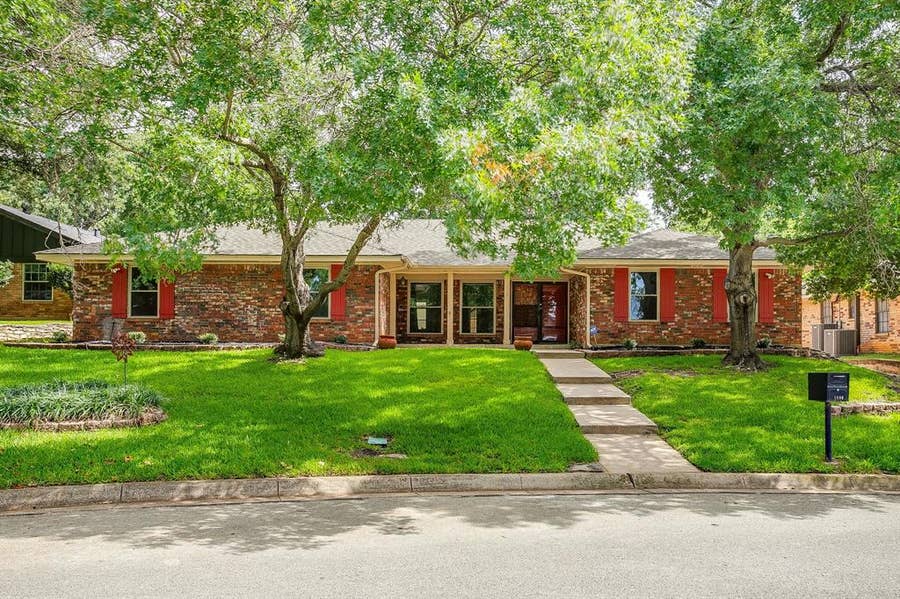 Property photo for 1800 Briarcrest Lane, Arlington, TX