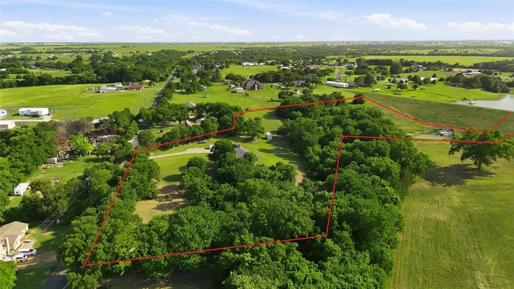 510 Saralvo Road, Midlothian, TX 76065 Sprawling rural estate featuring mature tree-lined grounds, open pastureland, and multiple outbuildings across expansive acreage