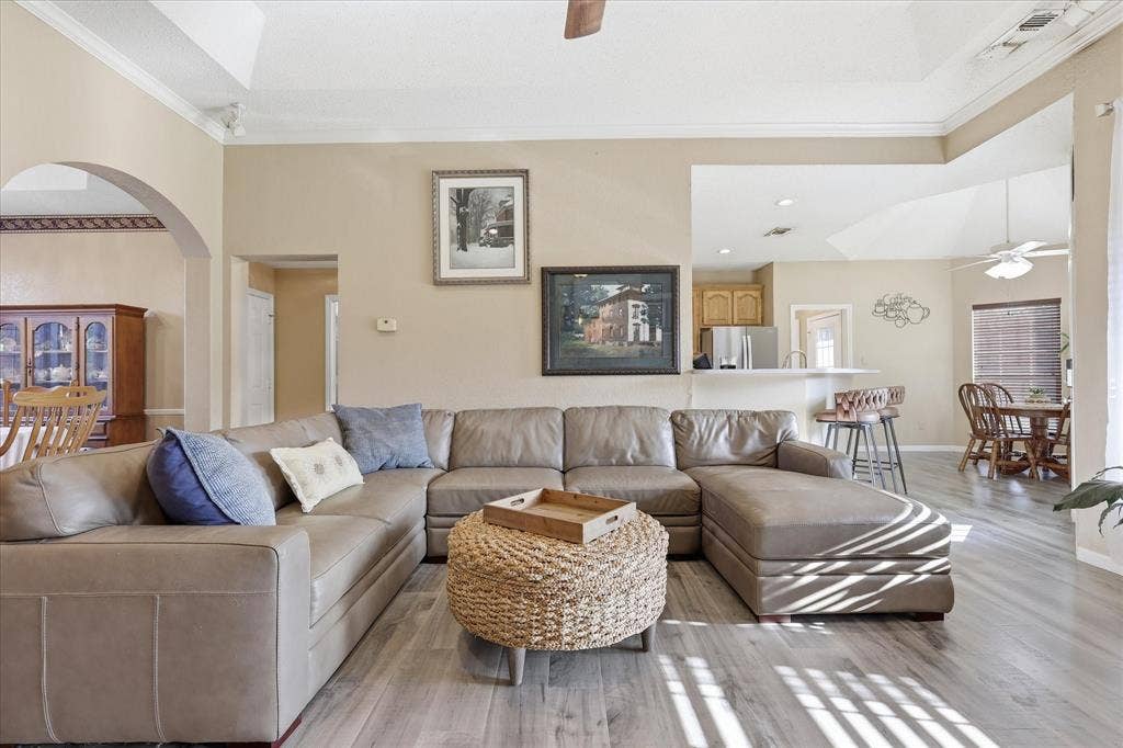 510 Saralvo Road, Midlothian, TX 76065 Spacious living area featuring wood-finish flooring, vaulted ceilings, and crown molding