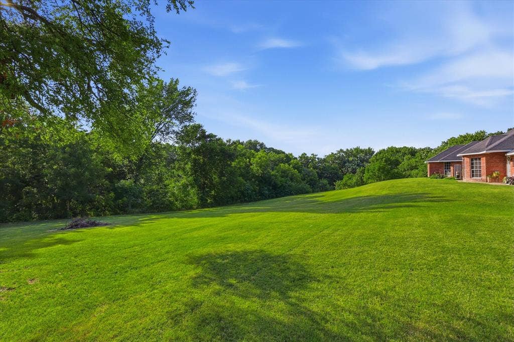 510 Saralvo Road, Midlothian, TX 76065 Expansive grassy lawn with a gentle slope
