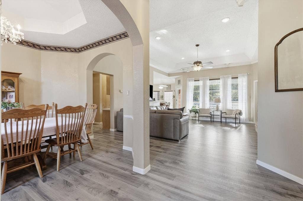 510 Saralvo Road, Midlothian, TX 76065 Spacious interior featuring wood-finish flooring, recessed lighting, and a tray ceiling