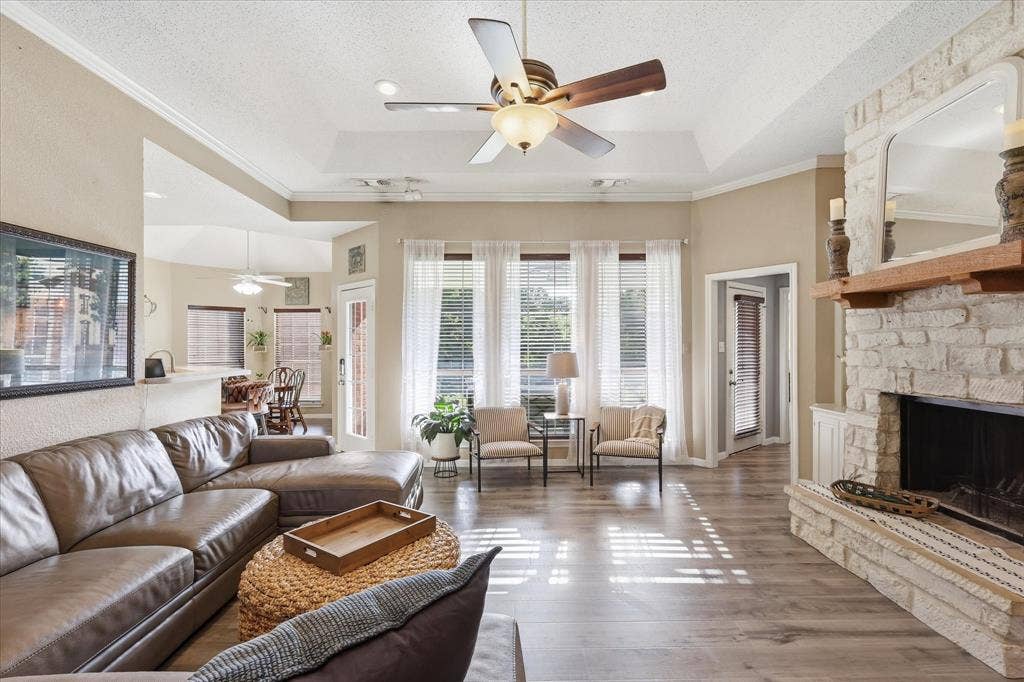 510 Saralvo Road, Midlothian, TX 76065 Living area with wood-finish flooring, a tray ceiling, and a ceiling fan