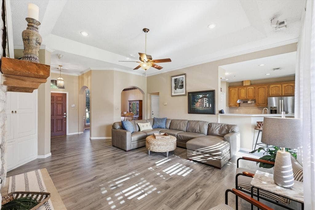 510 Saralvo Road, Midlothian, TX 76065 Spacious living area featuring wood-finish flooring, a tray ceiling with recessed lighting, and a ceiling fan