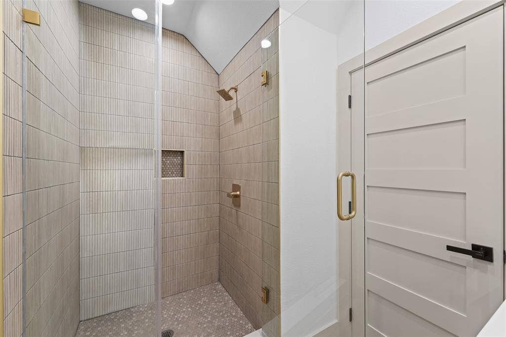 14120 Park Way, Log Cabin, TX 75148 En-suite full bath for guest retreat, media or game room or multiple bed configuration room.