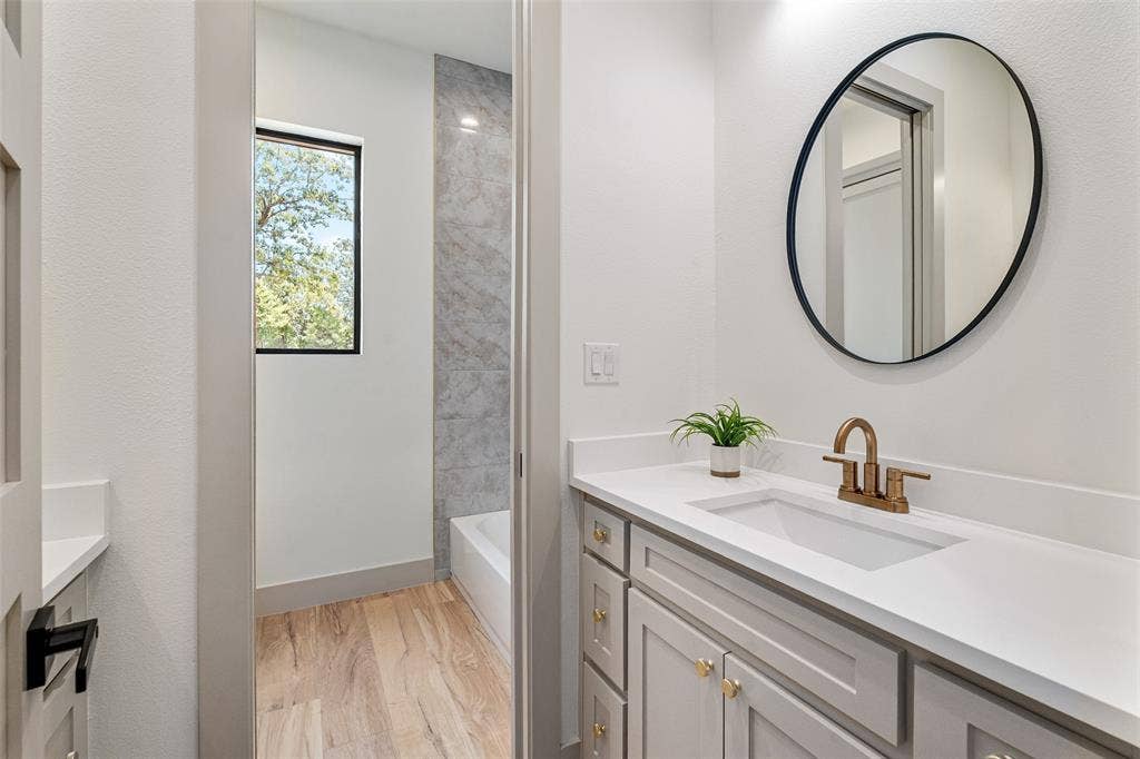 14120 Park Way, Log Cabin, TX 75148 Bathroom in between bedroom with entrance off hallway. Double vanities with tub