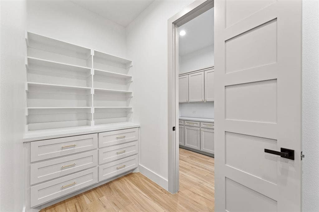 14120 Park Way, Log Cabin, TX 75148 Primary closet with door into the laundry room