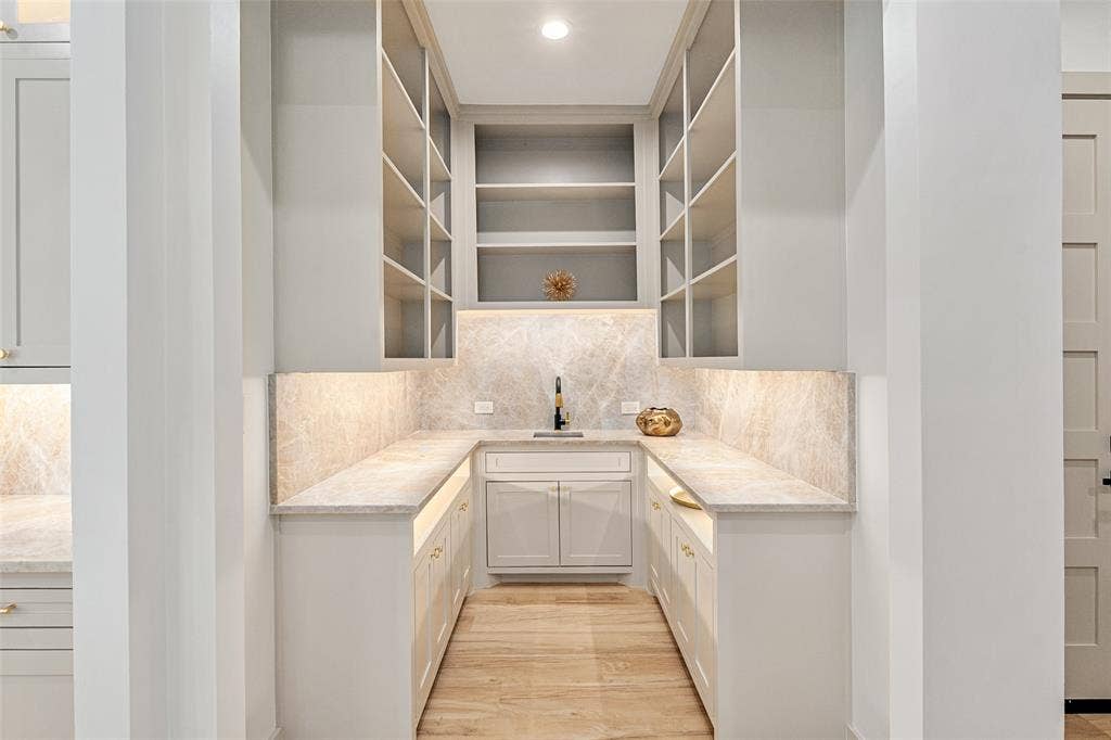 14120 Park Way, Log Cabin, TX 75148 Butlers Pantry with sink