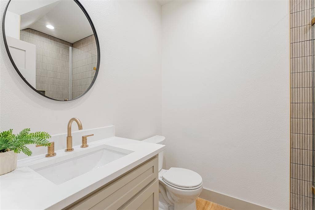 14120 Park Way, Log Cabin, TX 75148 Un-suite full bath for Multi beds, second primary, media or game room